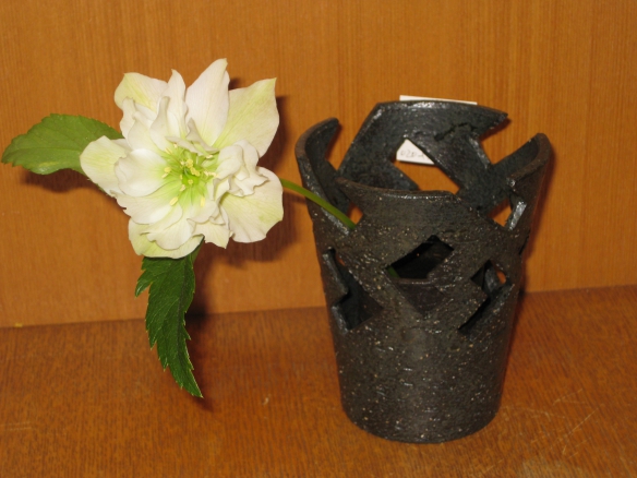 【クリスマスローズと透かし花入　】の画像