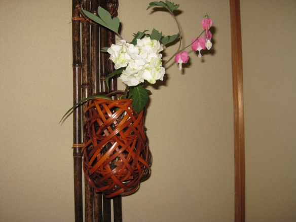 【黒竹のスイハツと染めの掛け花入れ】の画像