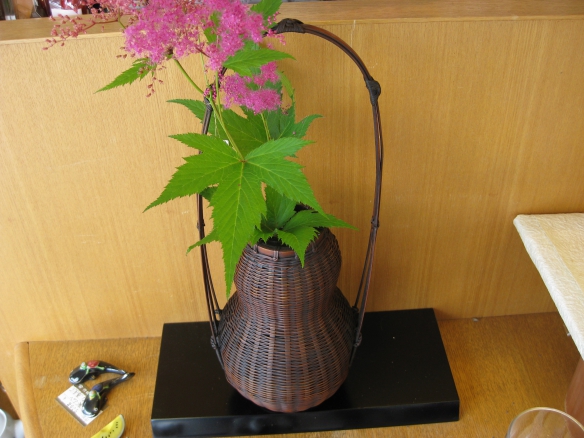 【瓢型花篭に京かのこ】の画像