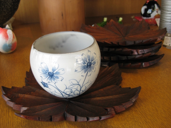 【秋桜（コスモス）湯のみともみじ皿】の画像