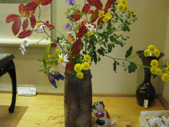 【晩秋の茶花】の画像