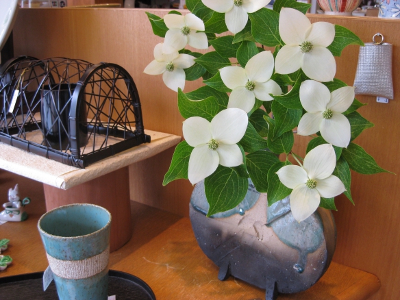 【やまぼうしを伊賀焼の花いれに・・・】の画像