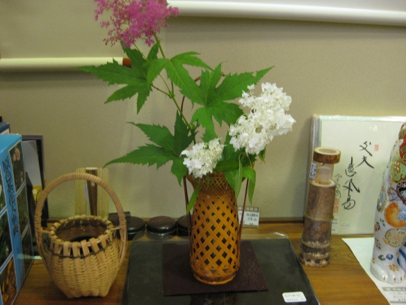 【竹篭の花入れに京かのこ】の画像